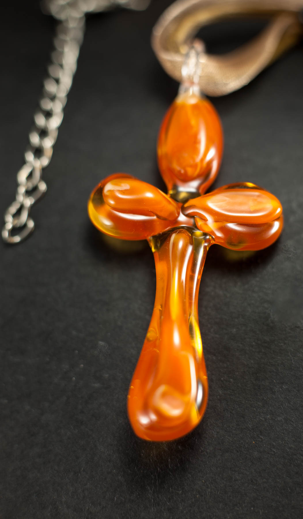 Ogrlica Križ narančasta pastel u zlatnoj prozirnoj